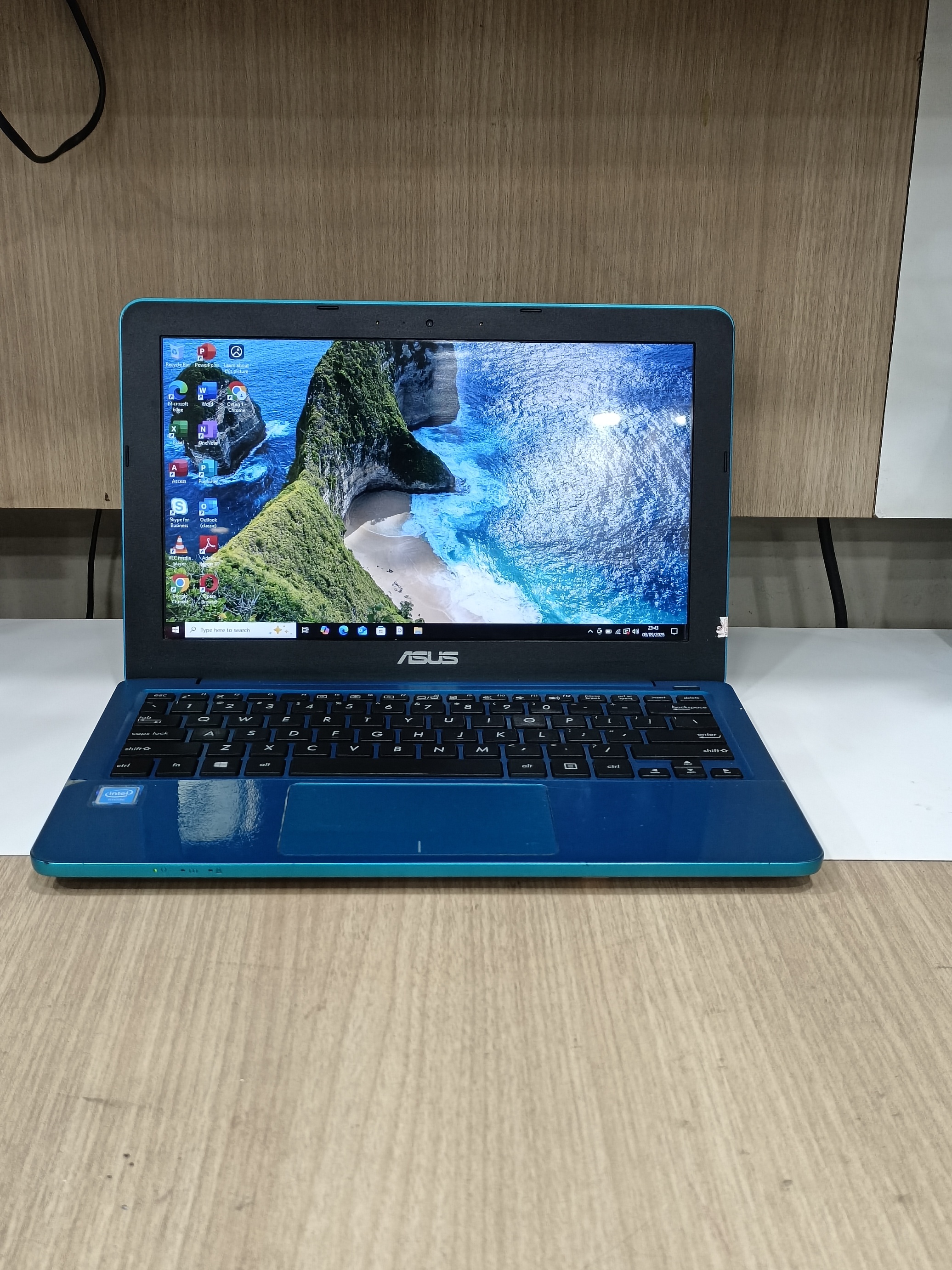 ASUS E202